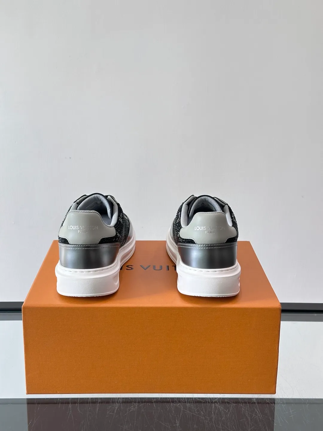 Men's shoes 💰p400 "＊OUIS ＊UITTO＊" 2025 new sports shoes, classic Monogram presbyopia + full diamond upper, full of luxury! The upper is made of high-quality leather and the sole is rubber, which is comfortable and wear-resistant👟. LV logo on the side of the shoe + brand logo on the sole, the details are super exquisite. The low-top design is suitable for daily leisure or light sports. It looks great with jeans and sportswear. The silver cyberpunk style is very popular in the fashion circle and is a must-have for young people! 💫 size：38-44